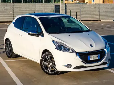Usata Peugeot 208 Allure 68 CV (50 kW) 2013 Bianco Utilitaria