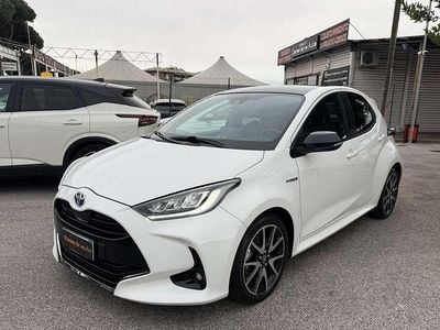 Usata Toyota Yaris Hybrid Lounge 92 CV (67 kW) 2021 Bianco Berlina