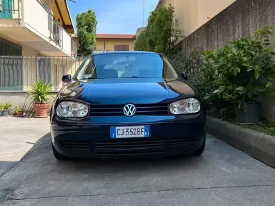 Usata VW Golf IV 105 CV (77 kW) 2003 Blu Berlina