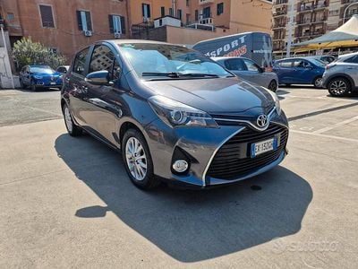 Usata Toyota Yaris Lounge 69 CV (50 kW) 2014 Grigio Utilitaria
