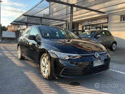 Begagnad VW Golf VIII Life 110 HK (80 kW) 2022 Svart Sedan