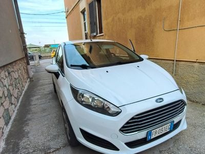 Usata Ford Fiesta 90 CV (66 kW) 2015 Bianco Utilitaria