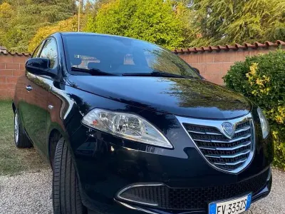 Usata Lancia Ypsilon Platinum 69 CV (50 kW) 2014 Nero Utilitaria