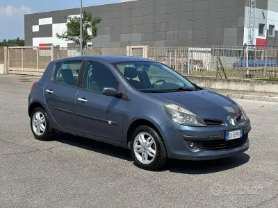 Usata Renault Clio II Dynamique 75 CV (55 kW) 2006 Grigio Berlina