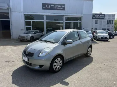Usata Toyota Yaris Sol 87 CV (63 kW) 2006 Argento Berlina