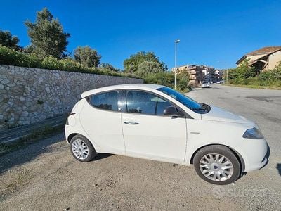 Begagnad Lancia Ypsilon 69 HK (50 kW) 2013 Vit Halvkombi