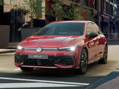 Nuova VW Golf VIII R-line Plus 116 CV (85 kW) 2026 Kings red metallizzato Berlina