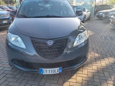 Usata Lancia Ypsilon 69 CV (50 kW) 2015 Grigio scuro Utilitaria