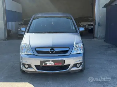 Usado Opel Meriva Cosmo 90 CV (66 kW) 2008 Gris Monovolumen
