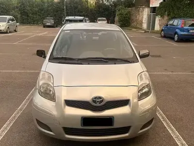 Usata Toyota Yaris 100 CV (73 kW) 2009 Grigio Utilitaria