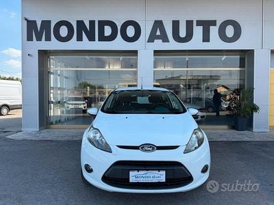 Usata Ford Fiesta Titanium 82 CV (60 kW) 2011 Bianco Utilitaria