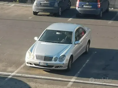 Usata Mercedes E220 150 CV (110 kW) 2003 Grigio Berlina