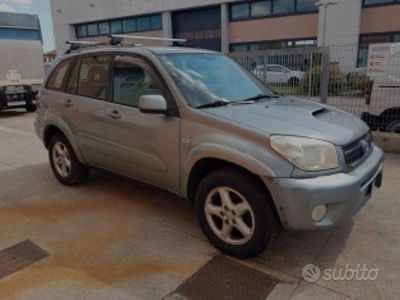 Usata Toyota RAV4 116 CV (85 kW) 2004 Grigio SUV