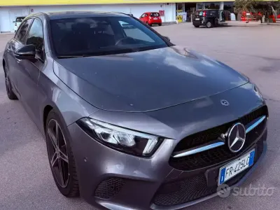 Usado Mercedes A180 116 HP (85 kW) 2018 Cinzento Sedan