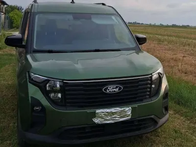 Usata Ford Tourneo Titanium 125 CV (91 kW) 2024 Verde Furgone