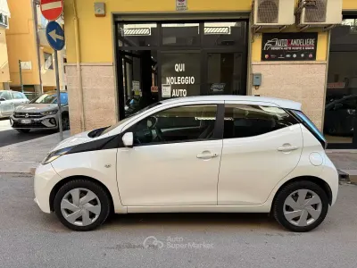 Usata Toyota Aygo 69 CV (50 kW) 2015 Bianco Utilitaria