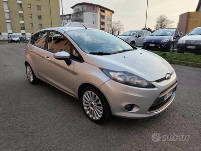 Usata Ford Fiesta Titanium 82 CV (60 kW) 2009 Grigio Utilitaria