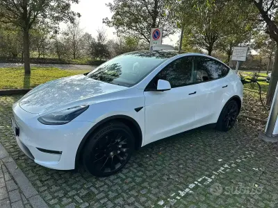 Usata Tesla Model Y Long Range AWD 378 kW (514 CV) 2023 SUV