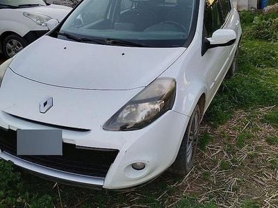 Begagnad Renault Clio II 75 HK (55 kW) 2011 Vit Sedan