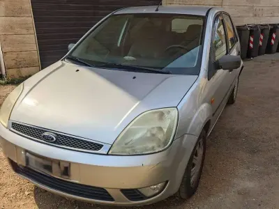 Usata Ford Fiesta Zetec 79 CV (58 kW) 2002 Grigio Utilitaria