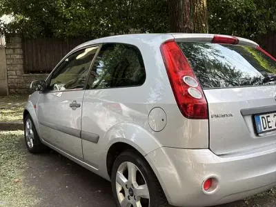 Usata Ford Fiesta Ghia 68 CV (50 kW) 2006 Grigio Utilitaria