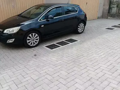 Usata Opel Astra 101 CV (74 kW) 2011 Bluazzurro Coupé