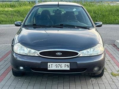 Begagnad Ford Mondeo 115 HK (84 kW) 1997 Blå Sedan