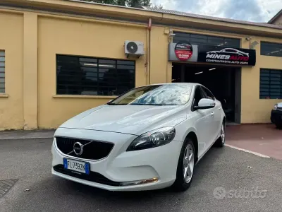 Usata Volvo V40 Inscription 120 CV (88 kW) 2017 Bianco Berlina