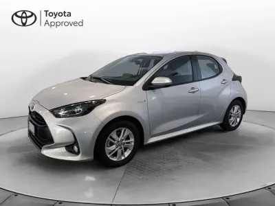 Usata Toyota Yaris Hybrid Active 116 CV (85 kW) 2021 Argento Berlina