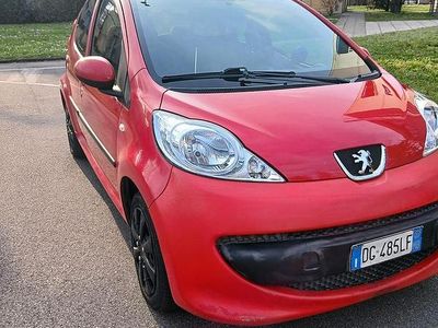 Usata Peugeot 107 68 CV (50 kW) 2007 Rosso Utilitaria