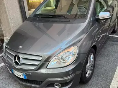 Usata Mercedes B180 Executive 109 CV (80 kW) 2010 Grigio Monovolume