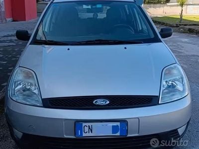 Usata Ford Fiesta 73 CV (53 kW) 2004 Grigio Utilitaria