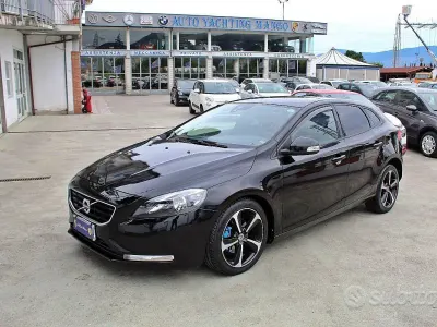 Usata Volvo V40 R-Design Kinetic 120 CV (88 kW) 2016 Nero Berlina
