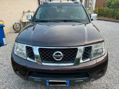Usata Nissan Navara XE 190 CV (139 kW) 2010 Marrone Pick-up