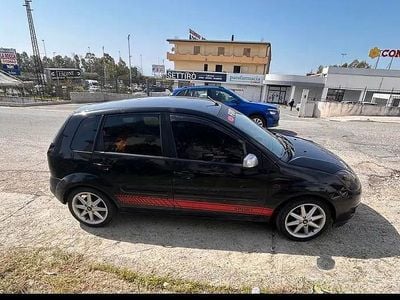 Begagnad Ford Fiesta 2006 Svart Halvkombi