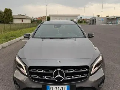 Usata Mercedes GLA200 136 CV (100 kW) 2017 Grigio SUV
