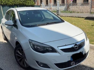 Usata Opel Astra Cosmo 180 CV (132 kW) 2010 Bianco Berlina