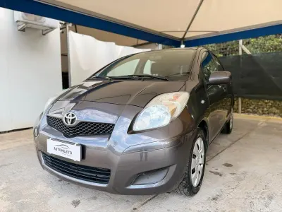 Usata Toyota Yaris Sol 69 CV (50 kW) 2010 Marrone Utilitaria