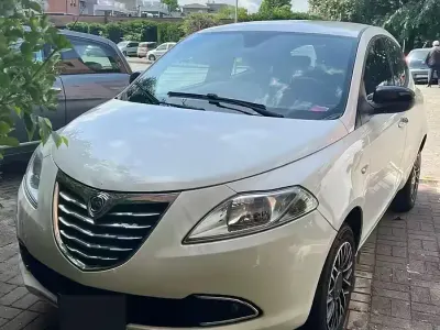 Usado Lancia Ypsilon 85 HP (62 kW) 2015 Branco Citadino