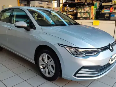 Usata VW Golf VIII Life 116 CV (85 kW) 2021 Argento Berlina