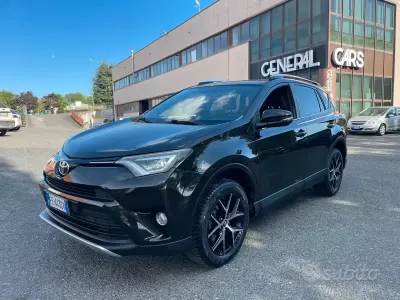 Usata Toyota RAV4 Lounge 143 CV (105 kW) 2016 Nero SUV