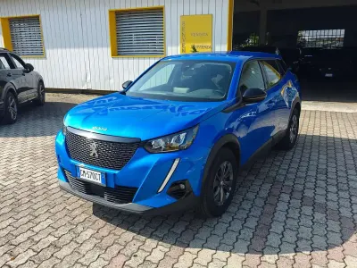 Usata Peugeot 2008 Active 102 CV (75 kW) 2022 Blu/azzurro SUV