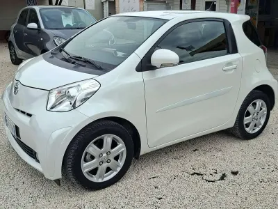 Usata Toyota iQ 68 CV (50 kW) 2011 Bianco Utilitaria