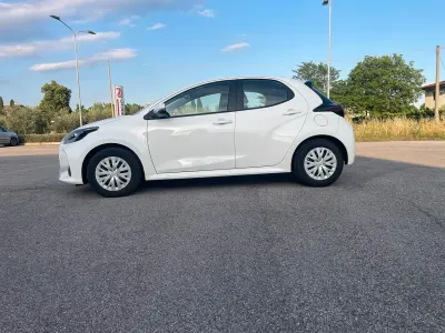 Usata Toyota Yaris Hybrid Active 92 CV (67 kW) 2025 Bianco Berlina