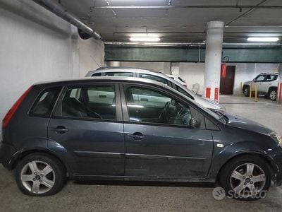Usata Ford Fiesta 68 CV (50 kW) 2008 Grigio Utilitaria