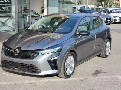 Usado Renault Clio V Evolution 91 HP (66 kW) 2025 Cinzento Sedan