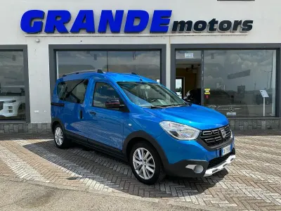 Usata Dacia Dokker Stepway 95 CV (69 kW) 2020 Blu metallizzato Monovolume