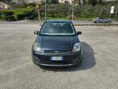 Usata Ford Fiesta 68 CV (50 kW) 2006 Grigio Utilitaria