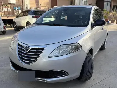 Usata Lancia Ypsilon 69 CV (50 kW) 2014 Grigio Utilitaria