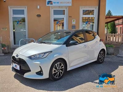 Begagnad Toyota Yaris Hybrid Style 92 HK (67 kW) 2022 Vit Sedan